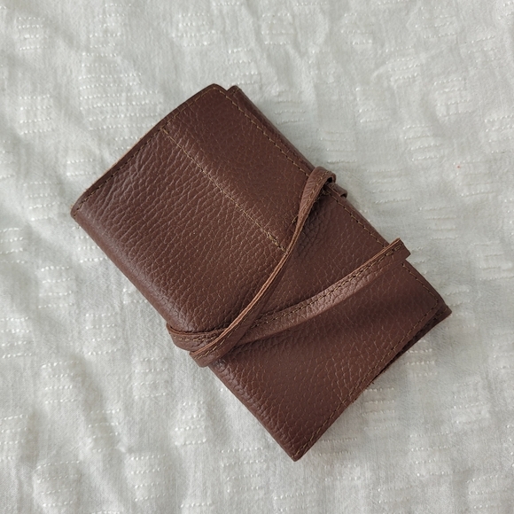 Mark & Graham Other - Mark & Graham brown pebbled leather charger rollup with pockets and tie closure